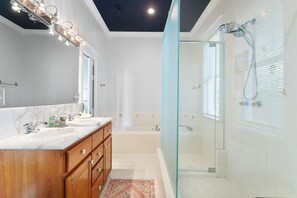 Shower, hair dryer, towels, toilet paper - 30A Grayt'n Greatful by AvantStay | Charming Home+Cottage, Walk to Western Lake (Santa Rosa Beach)