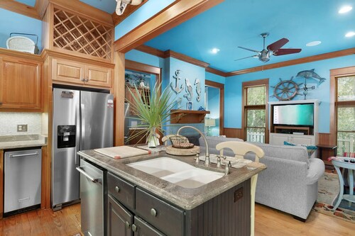 30A Grayt'n Greatful by AvantStay | Charming Home+Cottage, Walk to Western Lake