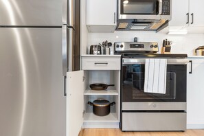 Kühlschrank, Mikrowelle, Ofen, Herdplatte