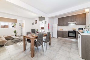 Réfrigérateur, four à micro-ondes, un four, bouilloire électrique