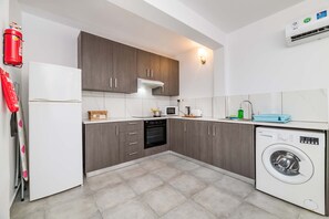 Réfrigérateur, four à micro-ondes, un four, bouilloire électrique