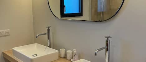 Dusj, hårføner, håndklær og såpe