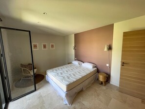 4 多间卧室、熨斗/熨衣板、WiFi、床单