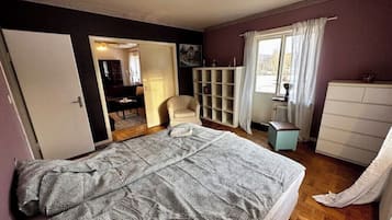 3 habitaciones, tabla de planchar con plancha, wifi y ropa de cama