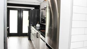 Réfrigérateur, micro-ondes, plaque de cuisson, lave-vaisselle