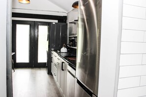 Kühlschrank, Mikrowelle, Herdplatte, Geschirrspüler