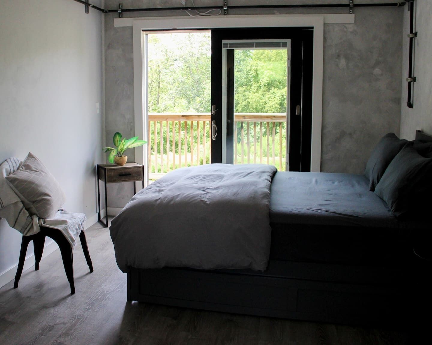 Een strijkplank/strijkijzer, gratis wifi, beddengoed