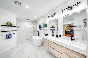 Shower, hair dryer, towels, soap - Heated Pool + Hot Tub! Close To Beach & Shops! (Lighthouse Point)