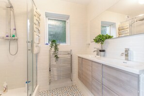 シャワー、ジェットバス、ヘアドライヤー、タオル