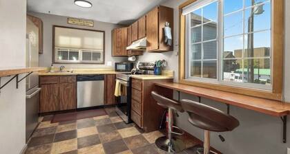 Downtown family friendly cozy condo- Walk to restaurants