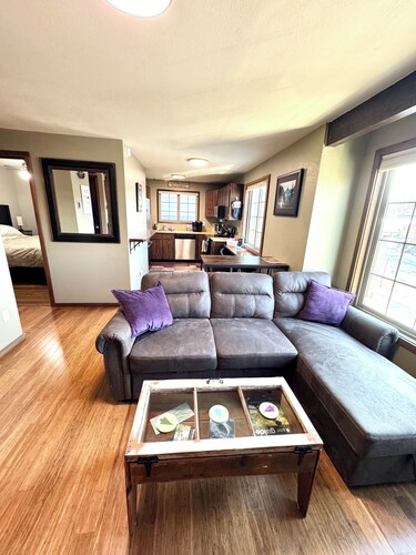 Downtown family friendly cozy condo- Walk to restaurants