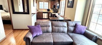 Downtown family friendly cozy condo- Walk to restaurants