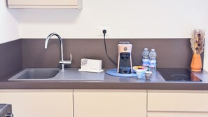 電子レンジ、コーヒー / ティーメーカー、調理器具と食器