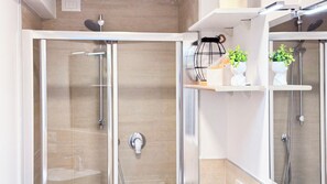 Douche, serviettes fournies