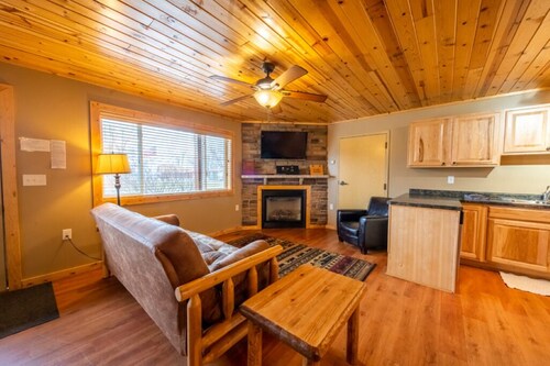 Handicap accessible 1 bedroom with WiFi, great views of Mille Lacs. Cabin 12