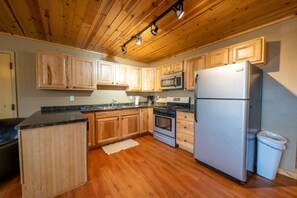 Kjøleskap, mikrobølgeovn, ovn og kaffetrakter/tekoker