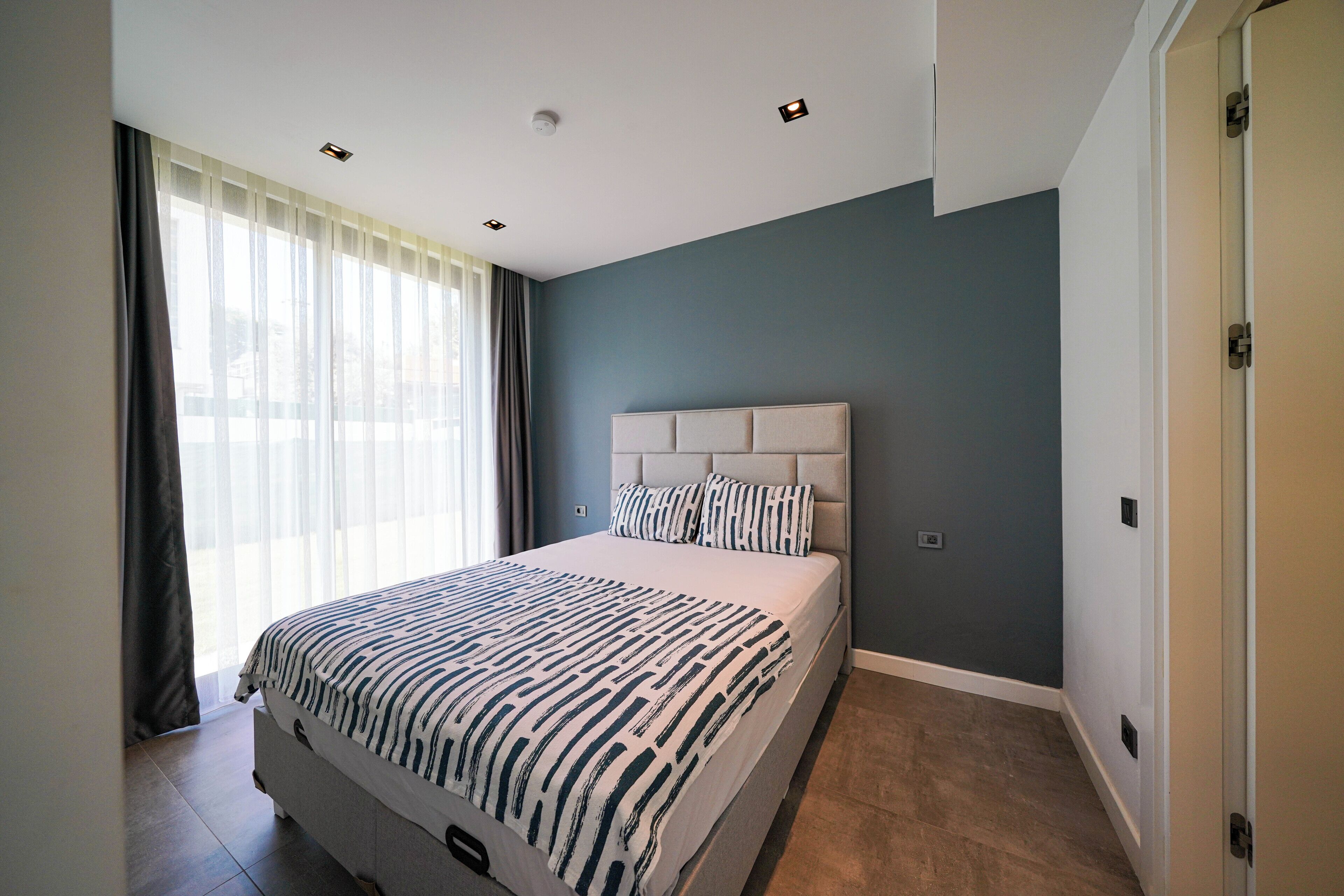 4 habitaciones, tabla de planchar con plancha y ropa de cama 