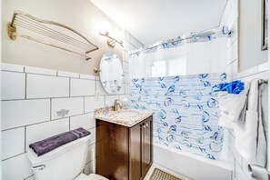 Shower, hair dryer, bidet, towels - Beach Unit! Walk To Beach & Shops / Restaurants! (Pompano Beach)