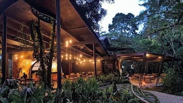 Nhìn ra vườn, mở cửa hàng ngày