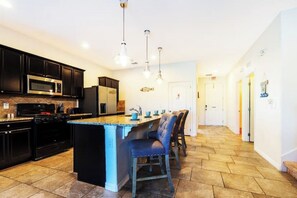 Private kitchen - 5 bdrm5, ensuites, Pool, free Grill, Solterra4695
(Davenport)