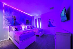 6 bedrooms, iron/ironing board, WiFi, bed sheets - 7bdrm/13 beds/4000+sf/Theme Rms,GameRm,pool,4047

 (Davenport)