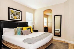 4 bedrooms, iron/ironing board, WiFi, bed sheets - Championsgate/golf/eats/I-4 accesspatio,ClubHs8127
(Davenport)