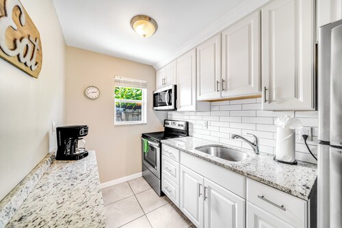 Beach Unit! Walk To Beach & Restaurants / Shops!