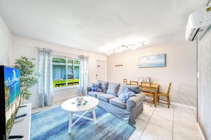 Smart TV - Beach Unit! Walk To Beach & Restaurants / Shops! (Pompano Beach)