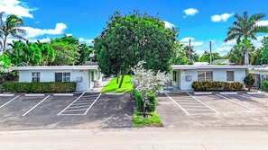 Property grounds - Beach Unit! Walk To Beach & Restaurants / Shops! (Pompano Beach)