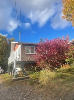 Exterior - Peaceful Lakeside Bungalow on Lac à la Tortue (Shawinigan)