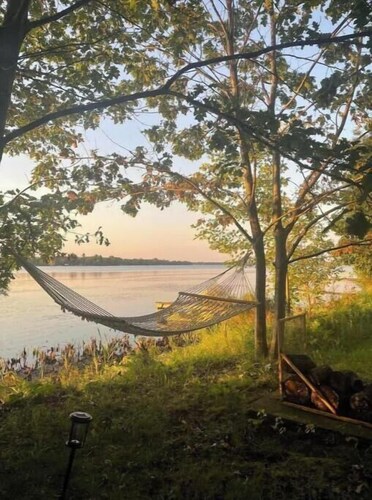 Peaceful Lakeside Bungalow on Lac à la Tortue