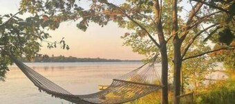 Peaceful Lakeside Bungalow on Lac à la Tortue