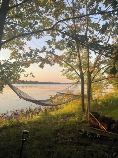 Peaceful Lakeside Bungalow on Lac à la Tortue