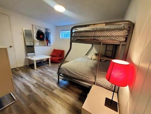 3 bedrooms, free WiFi - Peaceful Lakeside Bungalow on Lac à la Tortue (Shawinigan)