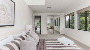 5 bedrooms, iron/ironing board, free WiFi, bed sheets