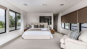 5 bedrooms, desk, iron/ironing board, free WiFi - Sandcastles- Pool and Sauna sleeps up to 14 (Casuarina)