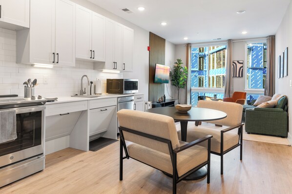 Refrigerador, microondas, horno y parrilla de estufa 