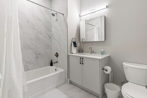 Serviettes fournies, savon, papier toilette