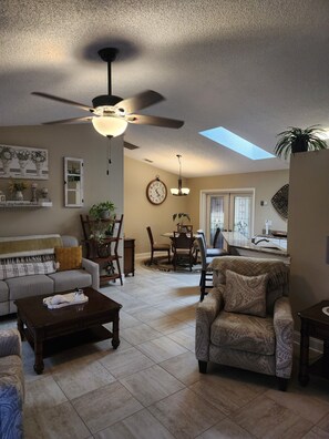 Smart TV, books - Family Friend House with Salt Water Pool - Close to Daytona & New Smyrna Beach (Edgewater)