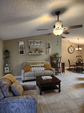 Smart TV, books - Family Friend House with Salt Water Pool - Close to Daytona & New Smyrna Beach (Edgewater)