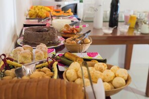 Free daily buffet breakfast - Pousada das Flores (Gonçalves)