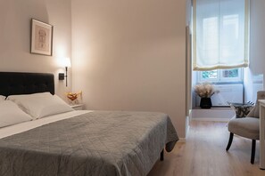 Colchones con pillow-top y caja de seguridad en la habitación 