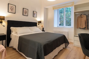 Pillowtop beds, in-room safe, desk, iron/ironing board - residenza lucrezio (Rome)