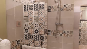 Douche, sèche-cheveux, serviettes fournies, savon