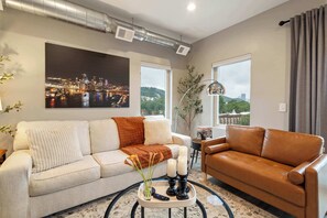 Smart TV, offices - Modern Condo with Skyline View & Parking (Pittsburgh)
