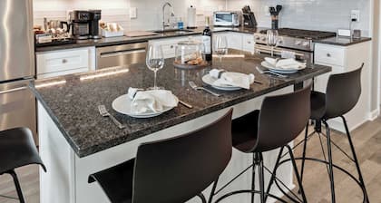 Modern Condo with Skyline View & Parking