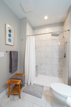 Douche, sèche-cheveux, serviettes fournies, savon