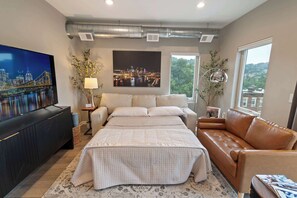 1 bedroom, desk, iron/ironing board, travel cot - Modern Condo with Skyline View & Parking (Pittsburgh)