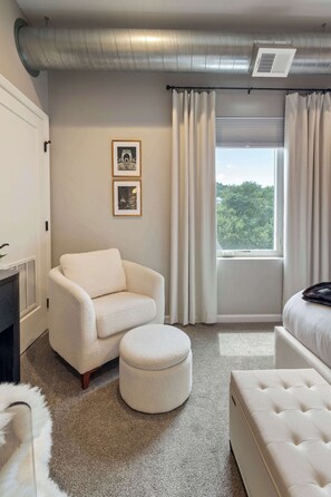 Smart TV, offices - Modern Condo with Skyline View & Parking (Pittsburgh)