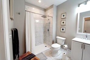 Douche, sèche-cheveux, serviettes fournies, savon